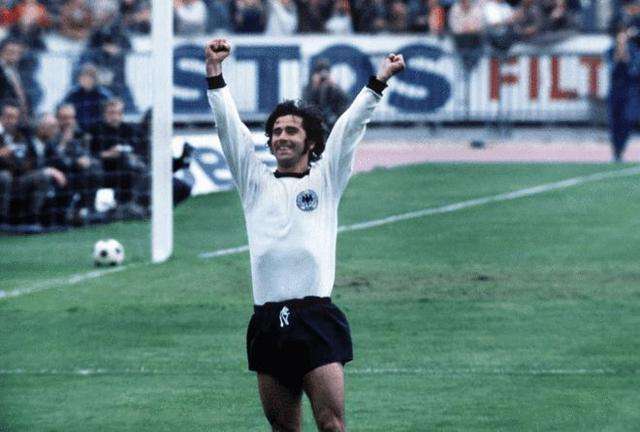 他负责开球 他负责开球